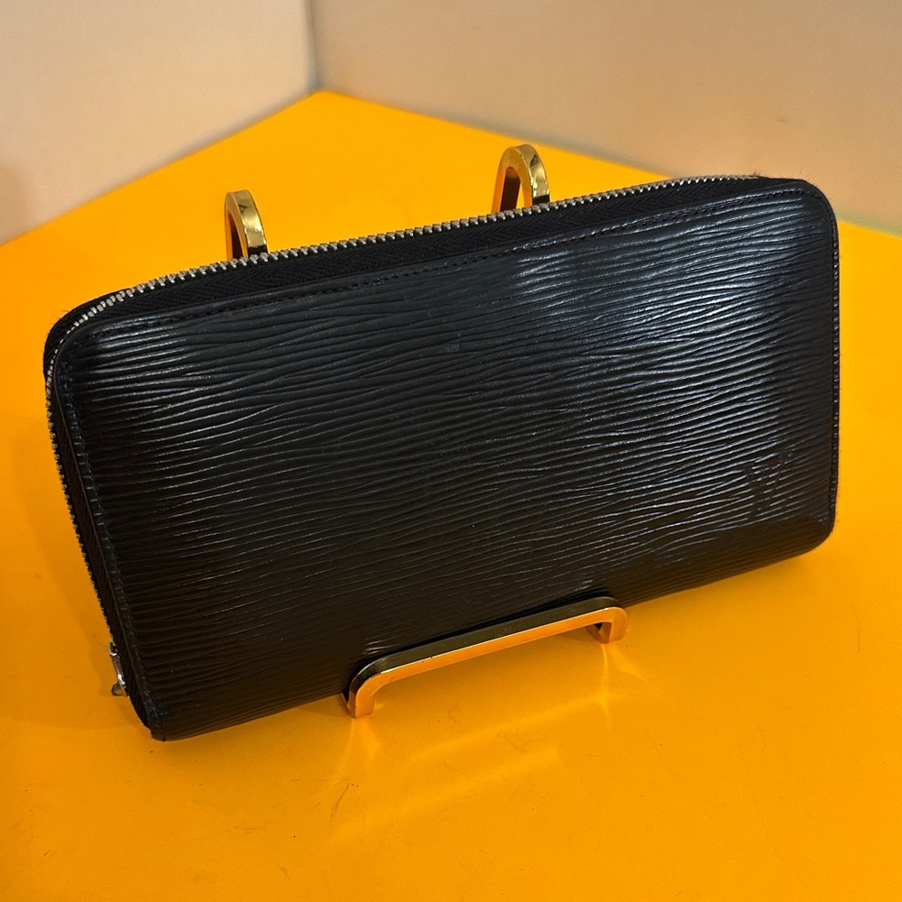 Louis Vuitton Epi Black zipper round wallet - Picture 2 of 15